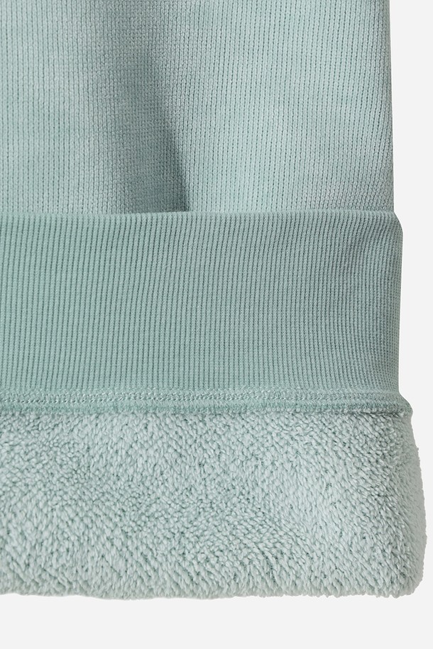 유니) 스테이웜 에센셜 맨투맨(L.SKYBLUE)은 부드러운 면 소재에 기모 안감을 더해 보온성을 극대화한 제품입니다. 라이트 스카이블루 색상의 무지 디자인으로, 스포티하면서도 미니멀한 스타일을 연출합니다. 레귤러핏 라운드넥 긴소매 맨투맨으로 일상과 스포츠 활동 모두에 적합합니다. 특히, 쌀쌀한 가을, 겨울철 출근룩에 따뜻함과 편안함을 더해줍니다. 스테이웜 기능성을 갖춰 추운 날씨에도 쾌적하게 착용할 수 있습니다.
