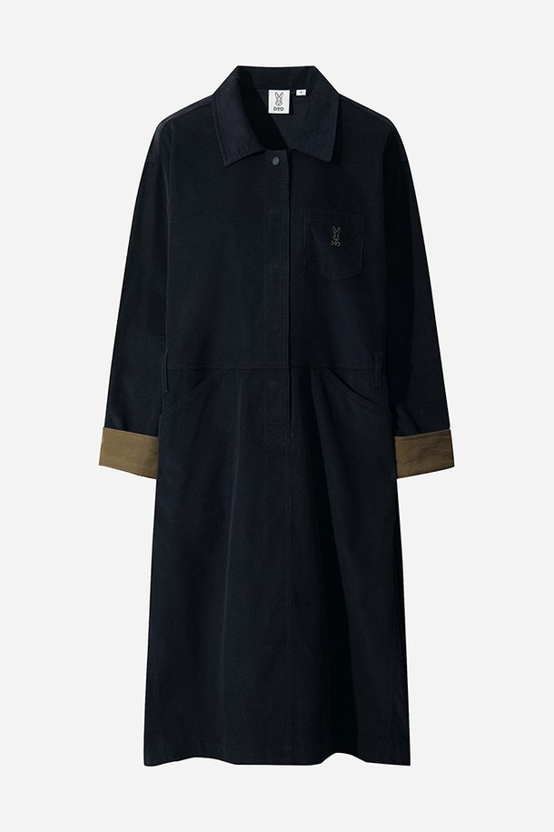 **여성) 코듀로이 셔츠 원피스(NAVY)**

가을과 겨울, 포근함을 선사할 여성 코듀로이 셔츠 원피스입니다. 네이비 컬러의 무지 디자인으로, 캐주얼하고 베이직한 스타일을 연출합니다. 셔츠 디테일과 버튼다운 디자인이 돋보이며, A라인 핏으로 여성스러운 실루엣을 강조합니다. 두꺼운 코듀로이 소재와 긴 소매 기장으로 따뜻함을 더하며, 출근룩과 모임룩 등 다양한 TPO에 활용 가능합니다. 레귤러핏으로 제작되어 편안한 착용감을 제공합니다.
