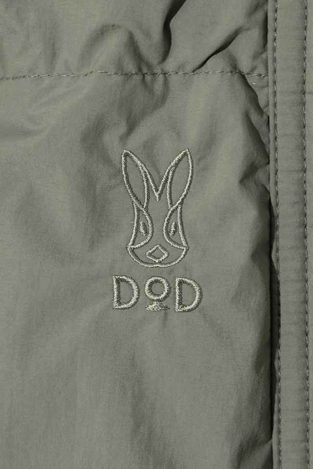 여성 에어로겔 패딩 스커트(L.CHARCOAL GREY)는 겨울철 캐주얼 및 스포티 스타일을 연출하기에 적합합니다. 차콜 그레이 컬러의 무지 디자인으로, H라인 핏과 미니 기장이 특징입니다. 우수한 단열 효과를 제공하는 HEATLOCK AERO AEROGEL 기술이 적용된 에어로겔 충전재를 사용하여 보온성과 경량성을 동시에 잡았습니다. 부드러운 촉감의 나일론과 폴리에스터 혼방 소재로 제작되었으며, 전면 포켓 디테일이 실용성을 더합니다. 핏은 레귤러핏이며, 안감은 패딩 처리되어 따뜻하게 착용할 수 있습니다.
