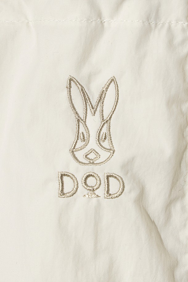 포근함과 스타일을 모두 갖춘 여성 에어로겔 패딩 스커트(아이보리)입니다. 뛰어난 보온성을 자랑하는 에어로겔 충전재를 사용하여, 겨울철에도 따뜻하고 쾌적하게 착용할 수 있습니다. A라인 핏과 미니멀한 디자인으로 캐주얼, 고프코어 스타일 모두 소화 가능하며, 산책룩이나 여행룩에 잘 어울립니다. 가볍고 부드러운 나일론, 폴리에스터 혼방 소재로 제작되어 편안한 착용감을 선사하며, 전면 포켓 디테일로 실용성을 더했습니다. 우수한 단열성으로 체온을 안정적으로 유지해주는 기능성 패딩 스커트입니다.
