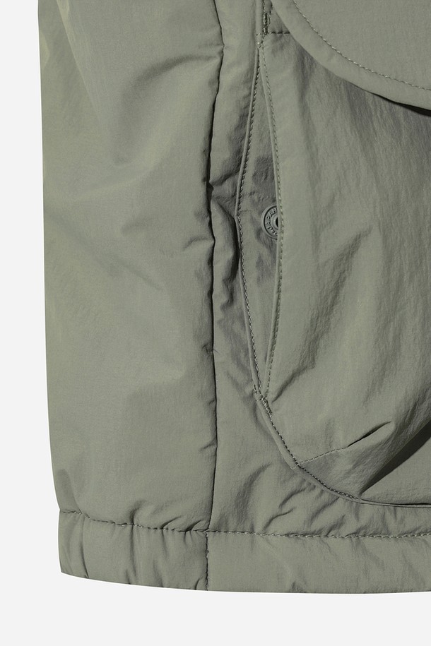 여성) 에어로겔 패딩 베스트(L.CHARCOAL GREY)는 겨울철 보온성을 책임지는 캐주얼 스타일의 패딩 베스트입니다. 
차콜 그레이 컬러의 무지 디자인으로 어떤 룩에도 쉽게 매치할 수 있으며, 일상과 아웃도어 활동 모두에 적합합니다. 
HEATLOCK AERO AEROGEL 기술을 적용하여 뛰어난 단열 및 경량성을 자랑하며, 부드러운 촉감의 안감과 두꺼운 두께감으로 따뜻함을 더했습니다. 
플리스 탈부착이 가능하며, 아웃포켓 디자인으로 실용성을 높였고, 스커트와 셋업하여 다양한 스타일을 연출할 수 있습니다. 
캠핑룩, 미니멀, 클래식 스타일을 즐겨 입는 여성분들께 추천합니다.
