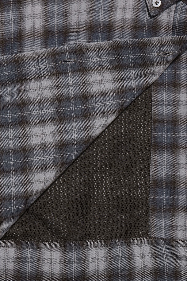 여성) 타탄 체크 셔츠(MULTI)는 가을, 겨울 시즌에 어울리는 클래식하고 빈티지한 스타일의 크롭핏 셔츠입니다. 면 소재로 제작되어 부드러운 촉감을 선사하며, 멀티 컬러의 타탄 체크 패턴이 특징입니다. 일상, 캠핑, 아웃도어 활동에 적합하며, 브러싱 가공 처리와 등판 벤틸레이션 디테일, 아웃도어 활동성 강화를 위한 기능성을 갖추었습니다. 캠핑룩, 캐주얼룩, 레트로 스타일을 연출하기에 좋은 아이템입니다. 긴소매 디자인으로 보온성을 더했습니다.
