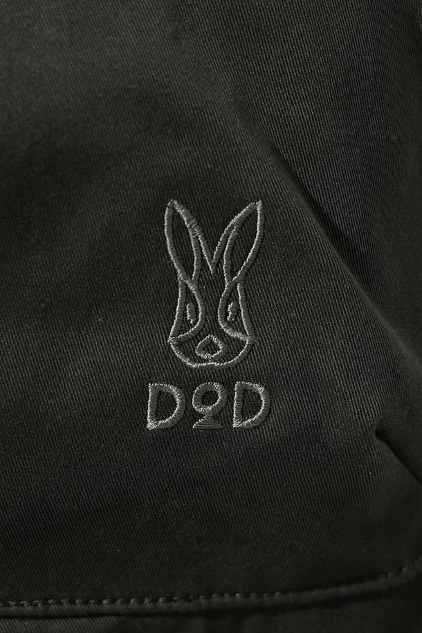 여성) 유틸리티 오버롤 원피스(D.CHARCOAL GREY)는 캐주얼, 미니멀, 워크웨어 스타일을 아우르는 오버롤 원피스입니다. 다크차콜그레이 색상으로, 봄, 가을에 데일리룩이나 캠핑룩으로 활용하기 좋습니다. 면과 폴리우레탄 혼방 소재로 제작되어 편안한 착용감을 선사하며, 신축성 있는 원단과 스퀘어넥 디자인으로 활동성을 높였습니다. 어깨 스트랩 조절이 가능하며, 실용적인 포켓 디테일이 돋보입니다. 오버핏으로 편안하게 착용할 수 있는 민소매 원피스입니다.
