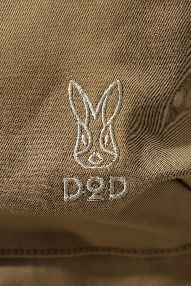 여성) 유틸리티 오버롤 원피스(TAN)는 데일리룩과 캠핑룩에 활용하기 좋은 오버롤 원피스입니다. 스퀘어넥 디자인에 민소매 기장으로 시원하게 착용 가능하며, 레귤러핏으로 편안한 착용감을 선사합니다. 면과 폴리우레탄 혼방 소재로 제작되어 신축성이 뛰어나 활동성을 높였습니다. 조절 가능한 어깨 스트랩과 실용적인 디테일이 돋보이며, 무지 디자인과 깔끔한 실루엣으로 미니멀, 워크웨어 스타일을 연출할 수 있습니다. 봄, 여름, 가을 시즌에 활용하기 좋은 아이템입니다.
