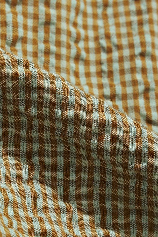 유니) 올데이체크 반바지(BROWN)는 여름철 시원하게 입기 좋은 캐주얼 반바지입니다. 브라운 컬러의 체크 패턴이 돋보이며, 레귤러핏과 세미오버 핏으로 편안한 착용감을 선사합니다. 통기성이 우수한 시어서커 소재로 제작되어 쾌적함을 유지하며, 아웃포켓 디테일로 실용성을 더했습니다. 가볍고 몸에 달라붙지 않아 캠핑, 여행, 휴가 등 다양한 TPO에 활용하기 좋습니다. 미니멀, 리조트 스타일을 즐기는 분들께 추천합니다.
