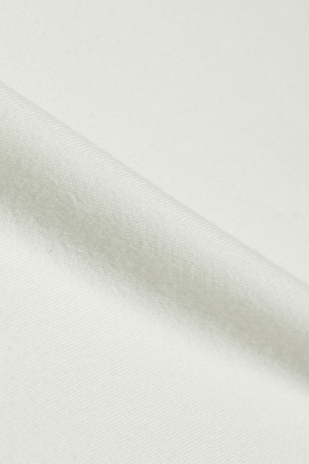 남성용 에센셜 모크넥 긴팔 티셔츠(OFF WHITE 2)입니다. 베이직하고 스포티한 스타일로 일상과 스포츠 활동 모두에 적합합니다. 부드러운 면 소재로 제작되어 흡습성이 뛰어나며, 레귤러핏으로 편안한 착용감을 선사합니다. 오프화이트 컬러의 무지 디자인에 모크넥으로 깔끔함을 더했습니다. 봄, 가을, 겨울 계절에 활용하기 좋은 긴소매 티셔츠입니다.
