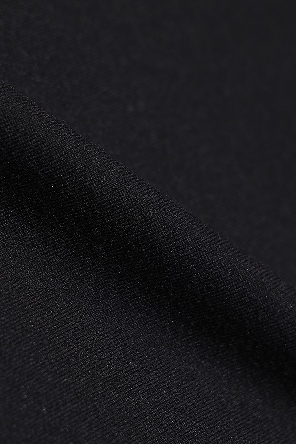 남성용 에센셜 모크넥 긴팔 티셔츠(블랙)입니다. 레귤러핏으로 제작되어 편안한 착용감을 제공하며, 봄, 가을, 겨울 세 계절 모두 활용 가능한 실용적인 아이템입니다. 일상복은 물론, 피트니스룩으로도 적합하여 다용도로 활용할 수 있습니다. 스포티하면서도 미니멀한, 그리고 캐주얼한 스타일을 연출하기 좋습니다. 무지 디자인의 블랙 컬러로 어떤 옷에도 쉽게 매치할 수 있어 활용도가 높습니다.
