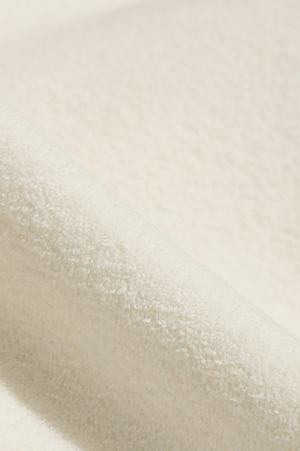 **여성) 테리업 에센셜 팬츠(IVORY)**는 부드러운 테리 소재로 제작되어 편안한 착용감을 선사합니다. 아이보리 컬러의 무지 디자인에 루즈핏으로 제작되어 스포티하면서도 캐주얼한 스타일을 연출합니다. 허리 밴딩과 카고 포켓 디테일이 특징이며, 여름철 휴가룩 또는 피트니스룩으로 활용하기 좋습니다. 활동적인 일상에 미니멀한 감각을 더해주는 반바지입니다.
