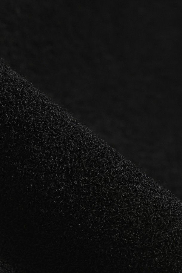 **여성) 테리업 에센셜 팬츠(BLACK)**는 피트니스 활동과 일상생활 모두에 적합한 여성용 반바지입니다. 부드러운 촉감의 폴리에스테르 소재로 제작되어 봄, 여름, 가을 계절에 얇고 편안하게 착용할 수 있습니다. 스포티한 스타일을 연출하며, 무지 디자인과 레귤러핏으로 베이직하면서도 활동적인 느낌을 줍니다. 신축성 있는 밴딩 처리로 편안한 착용감을 제공하며, 피트니스룩을 완성하기에 좋습니다.
