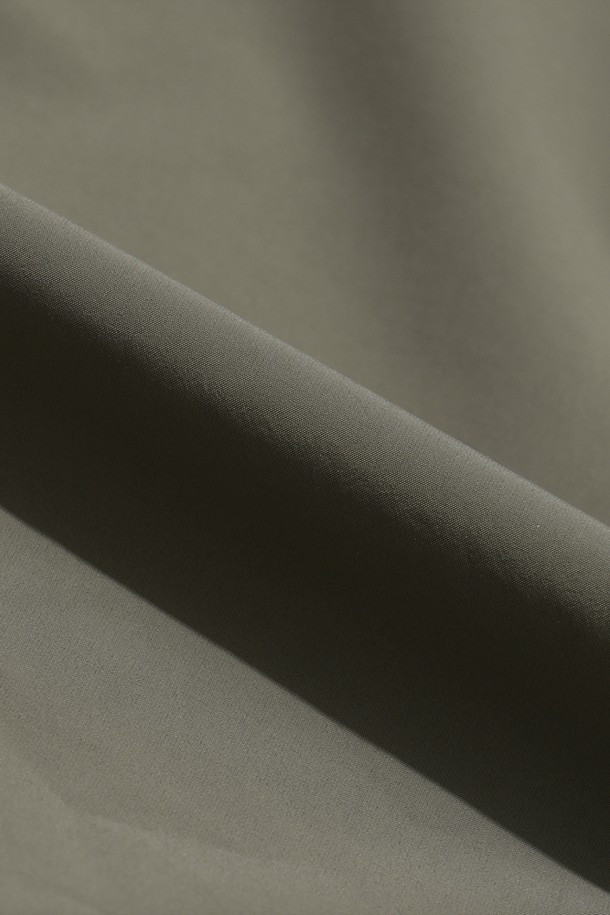 여성) 하우웨더 2L 재킷 (DARK BEIGE)은 하이킹, 아웃도어 활동에 적합한 여성용 자켓입니다. 다크 베이지 컬러의 무지 디자인으로, 봄, 가을 간절기에 활용하기 좋습니다. 레귤러 핏에 얇은 두께감으로 편안하며, 집업 스타일과 후드, 방수 기능이 더해져 스포티한 스타일을 연출합니다. 나일론 소재로 제작되어 방수 및 방풍 기능이 뛰어나고, 긴 소매 기장으로 활동성을 높였습니다. 등산룩, 여행룩, 캠핑룩 등 다양한 TPO에 스포티, 고프코어, 캐주얼 스타일로 코디할 수 있습니다.
