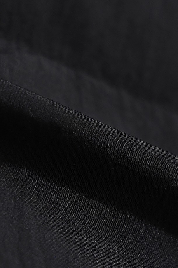 남성용 코나 라이트 D7 다운 재킷(BLACK)은 일상과 스포츠 활동에 모두 적합한 겨울용 아우터입니다. 가볍고 따뜻한 나일론 소재와 두꺼운 두께감으로 뛰어난 보온성과 방풍 기능을 제공합니다. 레귤러핏 디자인과 집업 스타일로 편안한 착용감을 선사하며, 캐주얼, 스포티, 미니멀 스타일을 소화하기 좋습니다. 무지 패턴의 블랙 컬러는 어떤 출근룩에도 무난하게 매치되어 활용도가 높습니다. 긴 소매 기장의 다운 재킷으로, 부드러운 촉감과 경량성을 겸비하여 활동적인 하루를 지원합니다.
