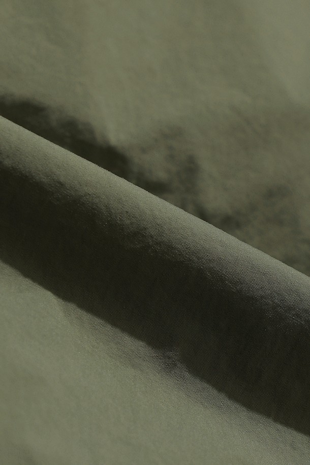 여성용 코나 라이트 D7 다운 재킷(KHAKI)은 일상과 아웃도어 활동 모두에 적합한 겨울철 필수 아이템입니다. 부드러운 촉감의 나일론 소재를 사용하여 편안한 착용감을 제공하며, 두꺼운 두께감으로 뛰어난 보온성을 자랑합니다. 경량 설계와 레귤러핏 디자인으로 활동성을 높였으며, 스포티하고 캐주얼한 스타일을 연출하기 좋습니다. 무지 디자인에 크롭 기장, 긴 소매와 스냅 여밈 방식을 적용하여 미니멀하면서도 세련된 분위기를 더합니다. 방풍 기능까지 갖춰 추운 날씨에도 따뜻하고 스타일리시하게 연출할 수 있습니다.
