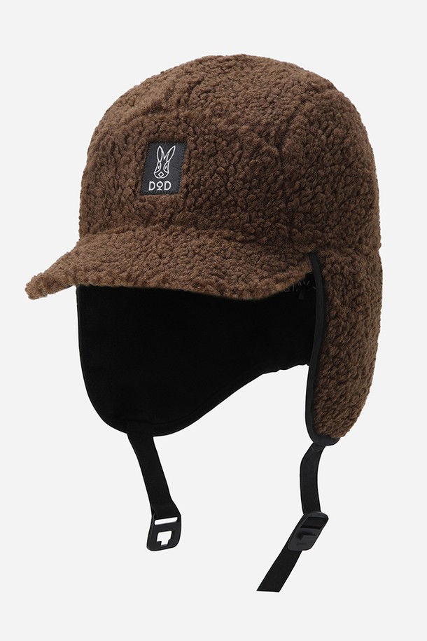 코나 트루퍼 캡(BLACK)은 부드러운 플리스 소재로 제작되어 깊은 모자 깊이와 두꺼운 두께로 따뜻함을 제공하는 겨울철 방한 모자입니다. 블랙 컬러의 무지 디자인으로 캐주얼, 미니멀, 클래식 스타일 모두 소화 가능하며, 남녀 공용으로 착용할 수 있습니다. 특히 귀덮개와 턱끈이 있어 찬 바람으로부터 얼굴을 보호하고 안정적인 착용감을 선사합니다. 트루퍼 캡 디자인은 보온 기능과 함께 스타일리시함까지 놓치지 않아 겨울철 데일리룩에 포인트를 더해줍니다. 
