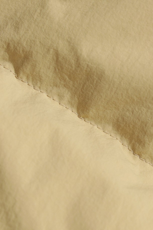 여성) 코나 라이트 D7 미들 다운 재킷(TAN)은 겨울철 출근룩에 적합한 레귤러핏 다운 재킷입니다. 미니멀하고 베이직한 스타일로, 어떤 옷에도 쉽게 매치할 수 있습니다. 톤(TAN) 컬러의 무지 디자인에 두꺼운 두께감으로 보온성을 높였습니다. 부드러운 나일론 소재와 퀼팅, 패딩 안감으로 편안한 착용감을 선사하며, 집업 여밈 방식과 긴 소매 기장으로 활동성을 더했습니다.
