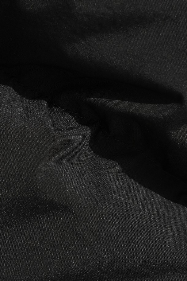 여성) 코나 라이트 D7 미들 다운 재킷(BLACK)은 추운 겨울철 일상과 출근룩에 적합한 여성용 다운 재킷입니다. 미니멀하고 베이직한 스타일의 무지 디자인으로, 다양한 스타일에 매치하기 용이합니다. 나일론 소재로 제작되어 부드러운 촉감을 제공하며, 퀼팅 디테일이 돋보이는 숏패딩 스타일입니다. 두꺼운 두께감과 긴 소매 기장으로 보온성을 높였으며, 버튼 여밈 방식으로 간편하게 착용할 수 있습니다. 경량 패딩 안감으로 가볍고 편안한 착용감을 선사합니다.
