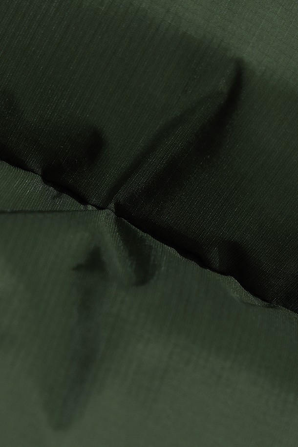 유니) 코어 D7 다운 자켓은 겨울철 일상 및 스포츠 활동에 적합한 유니섹스 스타일의 숏패딩입니다. 카키 컬러의 무지 디자인으로, 스포티, 캐주얼, 미니멀한 스타일을 연출할 수 있습니다. 두꺼운 두께감과 부드러운 촉감의 나일론 소재를 사용하여 보온성과 방풍 기능을 제공합니다. 오버핏으로 제작되어 편안한 착용감을 선사하며, 등산룩, 캠핑룩 등 다양한 TPO에 활용 가능합니다. 긴 소매, 집업 여밈 방식, 패딩 안감으로 따뜻함을 더했습니다.
