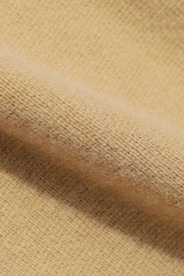 유니) 어반스루 에센셜 가디건(TAN)은 봄, 가을에 어울리는 유니섹스 상의입니다. 부드러운 니트 소재로 제작되어 편안한 착용감을 선사하며, 레귤러 핏과 얇은 두께로 자연스러운 실루엣을 연출합니다. 베이직하고 캐주얼한 스타일로 다양한 룩에 활용하기 좋으며, 특히 출근룩에 미니멀하고 클래식한 분위기를 더해줍니다. 라운드넥과 긴 소매 디자인으로 깔끔함을 더한 무지 가디건입니다.
