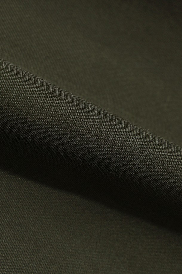 유니) 필드 재킷(KHAKI)은 밀리터리, 캐주얼 스타일을 아우르는 유니섹스 디자인의 필드 재킷입니다. 봄, 가을에 적합하며, 일상 및 아웃도어 활동에 모두 활용할 수 있습니다. 카키 컬러의 무지 디자인에 레귤러 핏으로, 버튼 여밈 방식과 중간 두께감으로 제작되었습니다. 뻣뻣한 면 소재로 제작되었으며, 넉넉한 수납을 위한 포켓과 후드가 디자인되어 실용성을 더했습니다. 출근룩, 캐주얼, 클래식, 워크웨어 스타일을 즐겨 입는 분들께 추천합니다.
