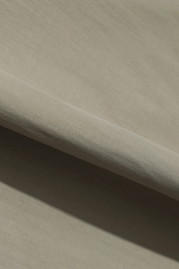 남성용 코나 하이웜 D7 플리스 카라 다운 재킷 (다크 베이지)는 겨울철 일상 및 스포츠 활동에 적합한 오버핏 다운 자켓입니다. 부드러운 플리스 소재와 두꺼운 두께감으로 뛰어난 보온성을 제공하며, 가볍게 제작되어 활동성을 높였습니다. 스포티하면서도 캐주얼한 스타일을 연출하며, 여행룩과 캠핑룩에 활용하기 좋습니다. 집업 여밈 방식에 카라 디자인을 더해 미니멀한 무드를 더했습니다. 긴 소매 기장의 무지 디자인으로 어떤 스타일에도 쉽게 매치할 수 있습니다.
