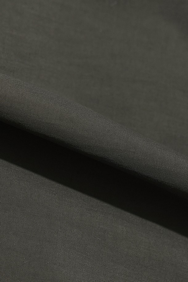 남성용 코나 하이웜 D7 플리스 카라 다운 재킷 (D.CHARCOAL GREY)입니다. 부드러운 플리스 소재로 제작되어 두꺼운 두께감과 포근한 촉감을 선사하며, 겨울철 추위로부터 몸을 따뜻하게 보호해 줍니다. 일상, 스포츠 활동에 모두 적합하며, 캐주얼, 스포티, 미니멀 스타일을 연출할 수 있습니다. 차콜 그레이 컬러의 무지 디자인에 레귤러핏으로 제작되어 출근룩이나 캠핑룩 등 다양한 TPO에 활용 가능합니다. 집업 방식, 긴 소매 기장, 카라 디테일이 돋보이는 다운 자켓입니다.
