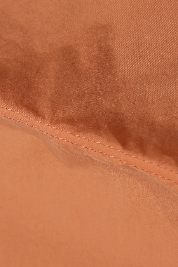 남성용 어베인 D7 다운 재킷(D.ORANGE)은 겨울철 추위를 효과적으로 막아주는 방풍 및 보온 기능을 갖춘 숏패딩입니다. 부드러운 촉감의 나일론 소재와 레귤러핏으로 제작되어 편안한 착용감을 선사하며, 일상 및 스포츠 활동 모두에 적합합니다. 스포티하면서도 캐주얼한 스타일을 연출하며, 후드 디자인과 집업 여밈 방식으로 실용성을 더했습니다. 선명한 오렌지 컬러와 무지 패턴으로 어떤 옷에도 쉽게 매치할 수 있어 활용도가 높습니다. 긴 소매 기장의 두꺼운 다운 재킷으로, 한겨울에도 따뜻하게 몸을 보호해줍니다.
