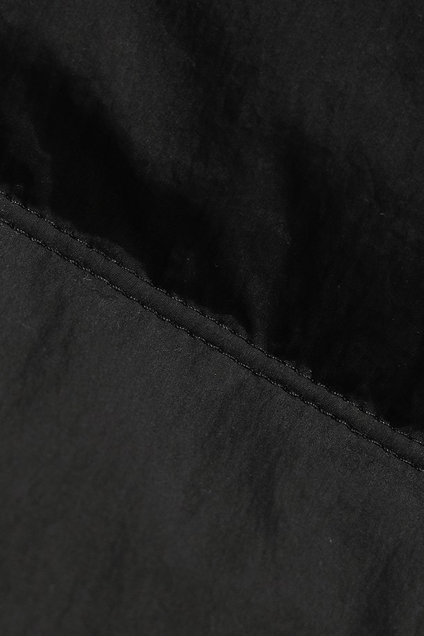 남성) 어베인 D7 다운 재킷(BLACK)은 일상과 스포츠 활동 모두에 적합한 남성용 다운 재킷입니다. 블랙 컬러의 무지 디자인으로 미니멀하고 스포티한 스타일을 연출하며, 겨울철 보온과 방풍 기능을 제공합니다. 레귤러 핏에 숏패딩 기장으로 활동성을 높였으며, 하이넥과 퀼팅 디테일이 특징입니다. 잦은 출근과 여행룩에 활용하기 좋으며, 부드러운 나일론 소재와 긴 소매 기장으로 편안한 착용감을 선사합니다.
