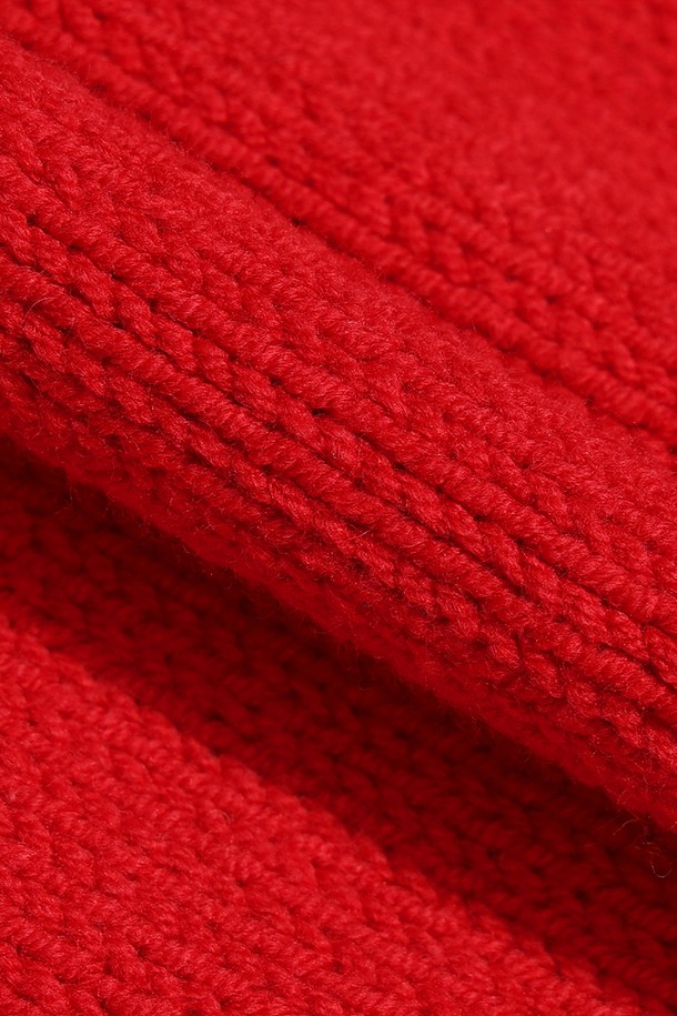 유니) 키노코빌리지 가디건(RED)은 캐주얼하고 미니멀한 스타일을 연출하기 좋은 유니섹스 가디건입니다. 부드러운 니트 소재로 제작되어 편안한 착용감을 선사하며, 봄, 가을에 활용하기 좋습니다. 레귤러 핏에 긴 소매 기장으로 제작되었으며, 레드 컬러와 레터링 디자인이 돋보입니다. 집업 디테일을 더해 활동성을 높였으며, 데일리룩에 포인트 아이템으로 활용하기 좋습니다. 중간 두께감으로 간절기 시즌에 유용하게 착용할 수 있습니다.
