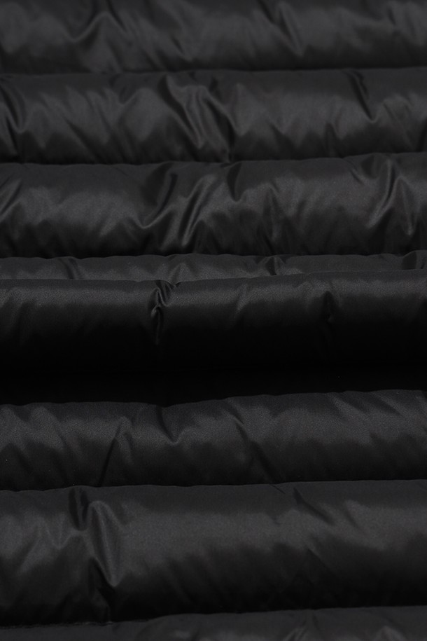 남성용 보일러 후드 경량 다운 재킷(블랙)은 겨울철 추위를 효과적으로 막아주는 아우터입니다. 일상생활과 스포츠 활동 모두에 적합하며, 스포티하고 캐주얼한 스타일을 연출합니다. 가볍고 부드러운 나일론 소재를 사용하여 편안한 착용감을 제공하며, 보온성이 뛰어나 겨울철 등산룩이나 캠핑룩으로 활용하기 좋습니다. 레귤러핏 디자인과 집업 여밈 방식으로 활동성을 높였으며, 무지 패턴의 블랙 컬러로 미니멀한 스타일을 완성합니다. 후드가 있어 더욱 따뜻하게 착용할 수 있습니다.
