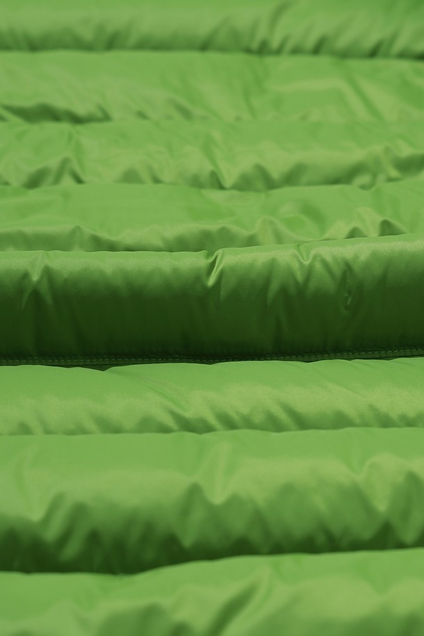 남성용 보일러 후드 경량 다운 재킷(GREEN)입니다. 가볍고 부드러운 나일론 소재로 제작되어 편안한 착용감을 선사합니다. 겨울철 일상 및 스포츠 활동에 적합하며, 스포티하고 캐주얼한 스타일을 연출합니다. 무지 디자인에 크롭 기장과 집업 여밈 방식, 레귤러 핏으로 제작되었습니다. 가볍고 따뜻한 보온 기능을 제공하는 경량 패딩 재킷입니다.
