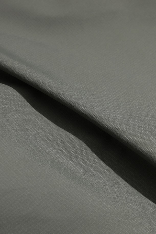 유니) 레귤러핏 패딩 팬츠는 차콜 그레이 색상의 유니섹스 패딩 바지입니다. 겨울철 스포츠 활동이나 일상복으로 활용하기 좋으며, 레귤러핏으로 편안한 착용감을 제공합니다. 나일론과 폴리에스터 혼방 소재로 제작되어 보온성이 뛰어나고, 밴딩 처리로 활동성을 높였습니다. 무지 디자인으로 다양한 스타일 연출이 용이하며, 두꺼운 두께감으로 따뜻하게 착용할 수 있습니다. 스포티, 캐주얼, 미니멀 스타일을 즐겨 입는 고객에게 추천합니다.
