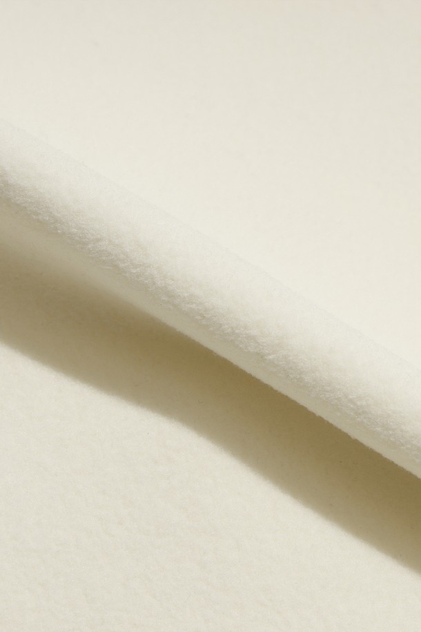 따뜻함이 감도는 여성용 히트레스트 플리스 집업 후드 아노락(IVORY)입니다. 부드러운 플리스 소재로 제작되어 포근한 착용감을 선사하며, 가을과 겨울철에 적합합니다. 루즈핏 크롭 기장으로 캐주얼하고 스포티한 스타일을 연출하며, 집업과 후드 디자인으로 실용성을 더했습니다. 무지 아이보리 컬러로 어떤 옷에도 쉽게 매치할 수 있으며, 일상, 산책, 여행 등 다양한 TPO에 활용할 수 있습니다. 보온 기능을 갖춘 두꺼운 두께감으로 따뜻하게 몸을 감싸줍니다.
