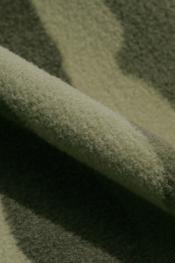 유니) 히트레스트 플리스 베이직 아노락(MULTI)은 일상과 스포츠 활동에 적합한 유니섹스 아노락입니다. 가을, 겨울 시즌에 따뜻함을 선사하는 두꺼운 두께의 플리스 소재로 제작되었으며, 부드러운 촉감이 특징입니다. 멀티 컬러의 카모 패턴과 레귤러핏 디자인이 스포티하면서도 캐주얼한 스타일을 연출합니다. 히트레스트 기능성으로 보온성을 높였으며, 긴 소매와 집업 여밈 방식으로 편안하게 착용할 수 있습니다. 등산, 캠핑, 러닝 시 고프코어 스타일을 완성해보세요.
