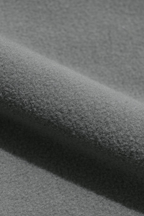 유니) 히트레스트 플리스 베이직 아노락(GREY)은 부드러운 촉감의 플리스 소재로 제작되어, 가을과 겨울에 따뜻하게 착용할 수 있는 두꺼운 아노락입니다. 그레이 컬러의 무지 디자인으로 스포티, 캐주얼, 미니멀 스타일을 연출하기 좋으며, 일상 및 스포츠 활동, 특히 산책룩이나 캠핑룩에 잘 어울립니다. 하프 집업과 스탠드 칼라 디자인, 레귤러핏으로 편안함을 더했으며, 긴 소매와 보온 기능으로 쌀쌀한 날씨에도 쾌적하게 활동할 수 있습니다.
