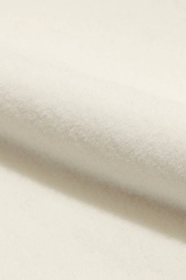 유니) 히트레스트 플리스 레귤러핏 팬츠(IVORY)는 부드러운 촉감의 플리스 소재로 제작되어 가을, 겨울철 따뜻함을 선사하는 유니섹스 긴바지입니다. 아이보리 색상의 무지 디자인으로 스포티, 캐주얼, 미니멀 스타일을 연출하기 좋으며, 레귤러핏으로 편안한 착용감을 제공합니다. 밴딩 처리와 히트레스트 기능성으로 보온성을 높여 집콕룩, 산책룩, 캠핑룩 등 다양한 TPO에 활용 가능합니다. 두꺼운 두께감으로 포근함을 더하며, 일상에서 편안하게 즐겨 입을 수 있는 플리스 팬츠입니다.
