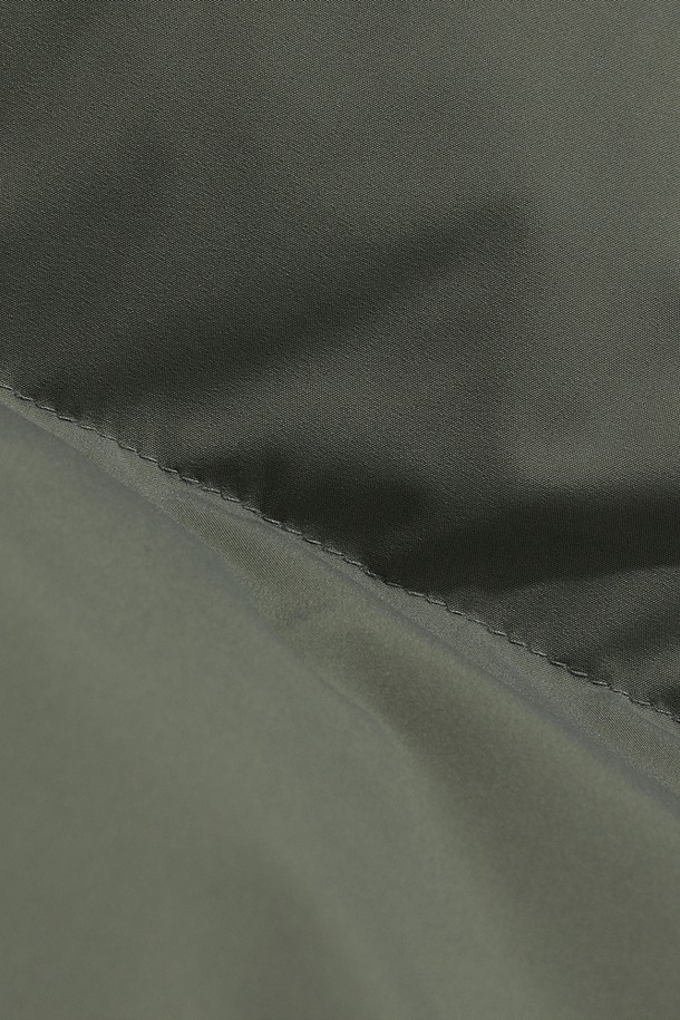 남성) 베이슨 D7 다운자켓(L.CHARCOAL GREY)은 따뜻함과 스타일을 모두 갖춘 겨울철 필수 아우터입니다. 라이트 차콜 그레이 색상의 무지 디자인으로, 캐주얼, 미니멀, 클래식 등 어떤 스타일에도 잘 어울립니다. 숏패딩 스타일의 레귤러핏으로, 퀄팅 디테일과 하이넥 디자인이 특징입니다. 보온성과 방풍 기능을 제공하며, 출근룩으로도 손색없는 활용성을 자랑합니다. 부드러운 나일론 소재와 두꺼운 두께감으로 편안한 착용감을 선사합니다.
