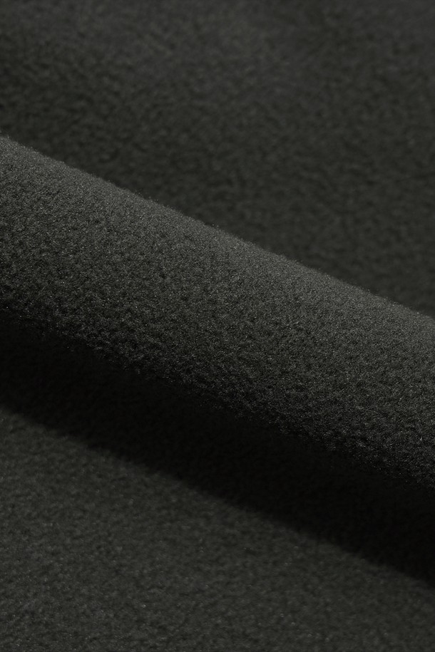 여성) 히트레스트 플리스 베이직 아노락(D.CHARCOAL GREY)은 다크차콜그레이 색상의 여성용 아노락입니다. 플리스 소재로 제작되어 부드러운 촉감과 두꺼운 두께로 뛰어난 보온성을 제공하며, 가을/겨울 계절에 적합합니다. 하프 집업 스타일의 레귤러핏 아노락으로 스포츠 활동은 물론 일상에서도 활용 가능합니다. 등산, 캠핑, 산책 등 다양한 TPO에 스포티, 캐주얼, 미니멀한 스타일로 연출할 수 있습니다. 베이직한 디자인에 무지 패턴으로 어떤 옷에도 쉽게 매치할 수 있는 실용적인 아우터입니다.
