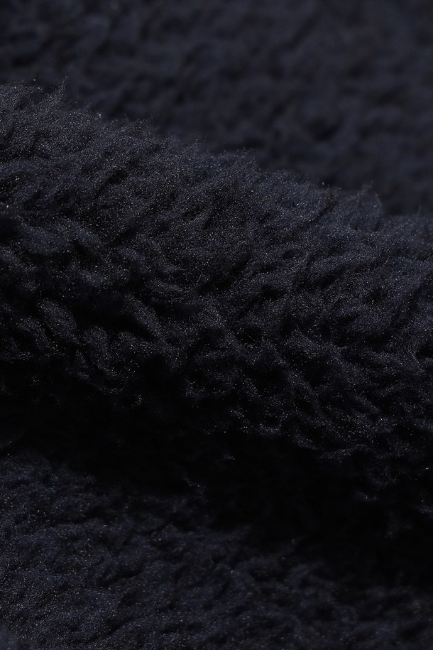 유니) 바크 플리스 유틸리티 재킷(네이비)은 부드러운 플리스 소재로 제작되어 따뜻함과 편안함을 동시에 선사하는 유니섹스 아우터입니다. 가을과 겨울, 일상 및 아웃도어 활동에 적합하며, 레귤러핏과 크롭 기장으로 스포티하면서도 캐주얼한 스타일을 연출합니다. 톤온톤 무지의 네이비 컬러에 집업 여밈 방식과 포켓 디테일이 더해져 실용성을 높였습니다. 넉넉한 두께감과 긴 소매 기장으로 추운 날씨에도 든든하게 착용할 수 있습니다.
