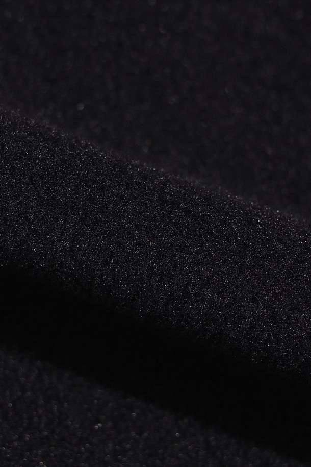 남성용 리버웨이브 리버시블 퀼팅 베스트(다크 베이지)는 가을과 겨울, 두 계절 모두 활용 가능한 남성 베스트입니다. 
겉감은 무지 디자인, 안감은 다른 디자인으로 제작되어 하나의 제품으로 두 가지 스타일을 연출할 수 있습니다. 
집업 스타일의 레귤러핏으로 제작되었으며, 넉넉한 두께감과 퀼팅 디자인으로 보온성을 더했습니다. 
캐주얼, 미니멀, 클래식 스타일을 즐겨 입는 분들께 추천하며, 출근룩이나 캠핑룩 등 다양한 TPO에 활용 가능합니다. 
나일론 소재로 제작되어 가볍고 편안한 착용감을 제공하며, 실용적인 포켓 디테일이 돋보입니다.
