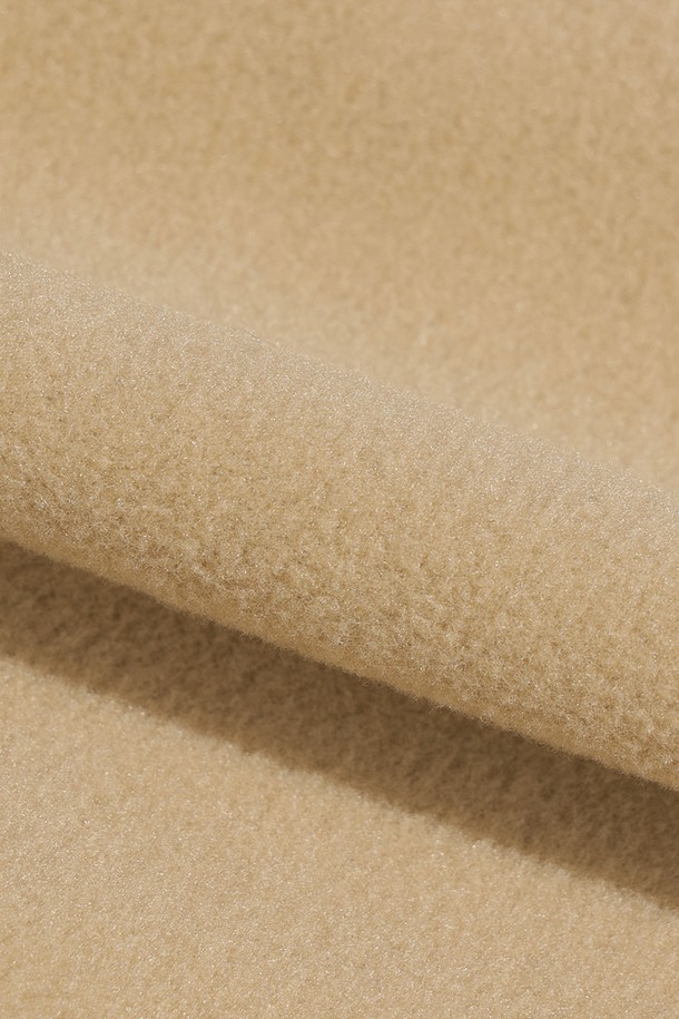 남성용 리버웨이브 리버시블 퀼팅 베스트(BLACK)입니다. 블랙 컬러에 퀼팅 패턴으로 캐주얼하고 베이직한 스타일을 연출합니다. 안감과 겉감의 색상이 다른 리버시블 디자인으로, 다양한 스타일을 연출할 수 있습니다. 두께감 있는 나일론 소재로 제작되어 가을, 겨울철에도 따뜻하게 착용 가능하며, 레귤러핏과 버튼 여밈 방식으로 편안한 착용감을 제공합니다. 출근룩, 캠핑룩 등 다양한 TPO에 활용 가능하며, 미니멀, 클래식 스타일을 선호하는 남성분들께 추천합니다.
