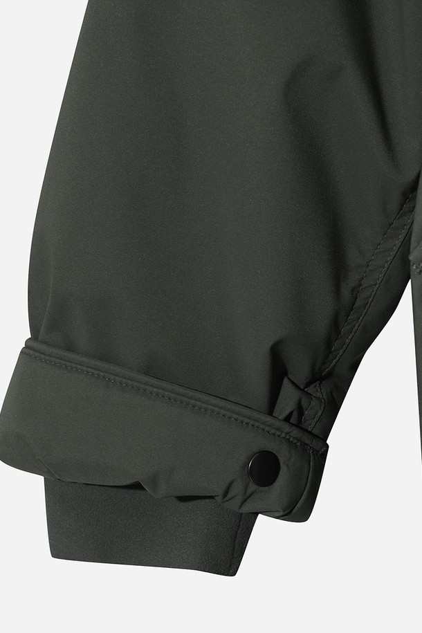 유니) 가마보코 쉘터 구스 다운 재킷은 겨울철 여행룩과 캐주얼, 미니멀, 클래식 스타일을 모두 아우르는 유니섹스 방수 구스다운 자켓입니다. 차콜 그레이 색상의 무지 디자인으로, 오버핏과 두꺼운 두께감으로 보온성을 높였습니다. 부드러운 촉감의 나일론 소재를 사용하여 편안한 착용감을 선사하며, 긴 소매와 집업 여밈 방식으로 디자인되었습니다. 일상 및 캐주얼 스타일을 즐겨 입는 분들에게 적합한 아이템입니다.
