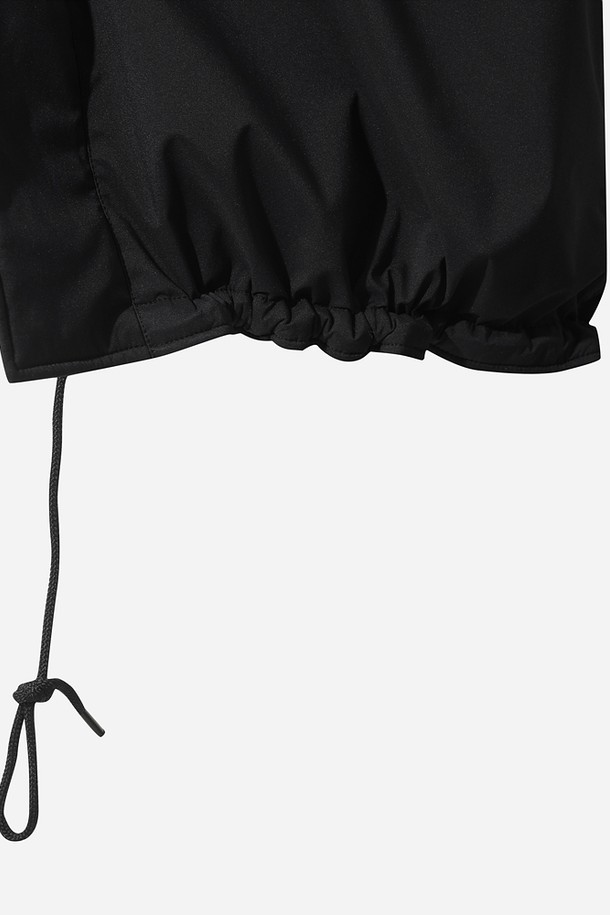 유니) 가마보코 쉘터 구스 다운 재킷 (블랙)은 일상과 캐주얼한 스타일에 잘 어울리는 유니섹스 구스다운 자켓입니다. 두꺼운 두께감으로 보온성을 높였으며, 부드러운 촉감과 긴 소매 기장이 편안한 착용감을 선사합니다. 집업 스타일의 레귤러핏으로, 후드와 포켓 디테일이 있어 실용성을 더했습니다. 겨울철 출근룩과 여행룩에 미니멀하고 베이직한 스타일을 더해줄 아이템입니다. 무지 디자인으로 다양한 룩에 매치하기 용이합니다.
