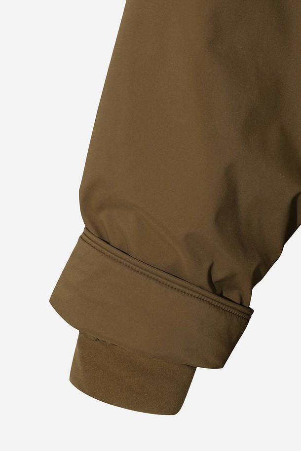 여성용 '가마보코 쉘터' 구스 다운 재킷(라이트브라운)입니다. 부드러운 촉감의 구스 다운 소재로 제작되어 뛰어난 보온성을 제공하며, 겨울철 추위로부터 당신을 따뜻하게 보호해 줍니다. 넉넉한 레귤러 핏과 긴 소매 기장으로 편안한 착용감을 선사하며, 캐주얼한 스타일을 연출하기 좋습니다. 후드와 포켓 디테일이 실용성을 더해주며, 집업 스타일로 간편하게 착용할 수 있습니다. 일상 및 아웃도어 활동 모두에 적합하며, 방수 기능까지 갖춰 활용도가 높습니다.
