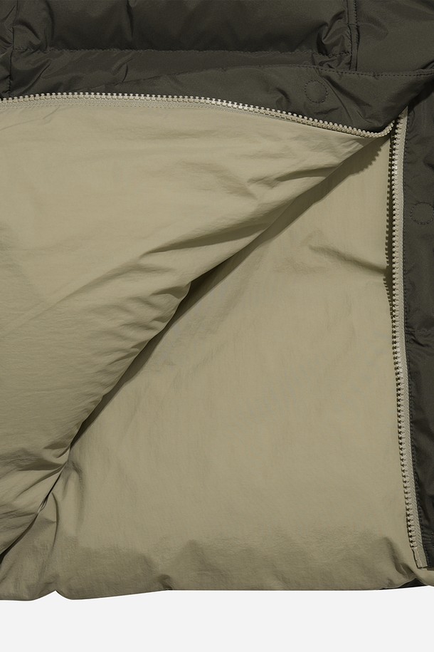 여성용 리버시블 D7 롱다운 재킷(다크차콜 그레이)입니다. 롱 기장의 오버핏 디자인으로, 베이직한 스타일을 연출하며 겨울철 보온과 방풍 기능을 제공합니다. 겉감은 부드러운 나일론 소재이며, 안감은 패딩 처리되어 두꺼운 두께감을 자랑합니다. 출근룩과 여행룩에 모두 활용 가능한 활용도 높은 아이템입니다. 리버시블 디자인으로 다양한 스타일을 연출할 수 있습니다.
