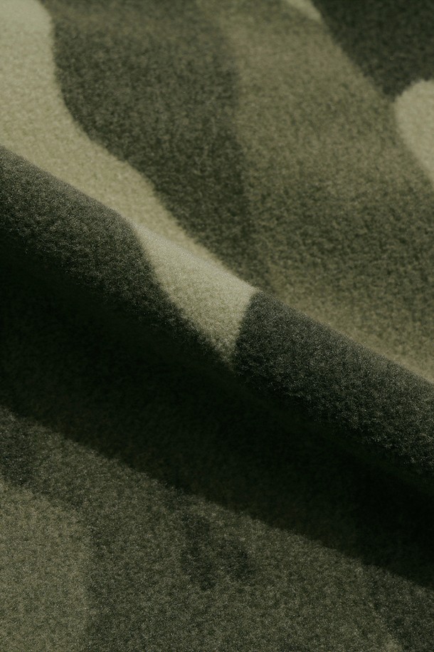 유니) 히트레스트 플리스 집업 아노락(MULTI)은 포근한 플리스 소재로 제작되어 부드러운 촉감을 자랑하는 오버핏 아노락입니다. 멀티, 카키, 블랙 컬러의 배색 디자인과 카모 패턴이 캐주얼하고 스포티한 무드를 연출하며, 캠핑룩과도 잘 어울립니다. 두꺼운 두께감으로 가을, 겨울철 보온성을 높였으며, 후드와 긴 소매, 집업 여밈 방식으로 편안하게 착용 가능합니다. 일상생활은 물론, 가벼운 야외활동 시에도 활용하기 좋은 아이템입니다.
