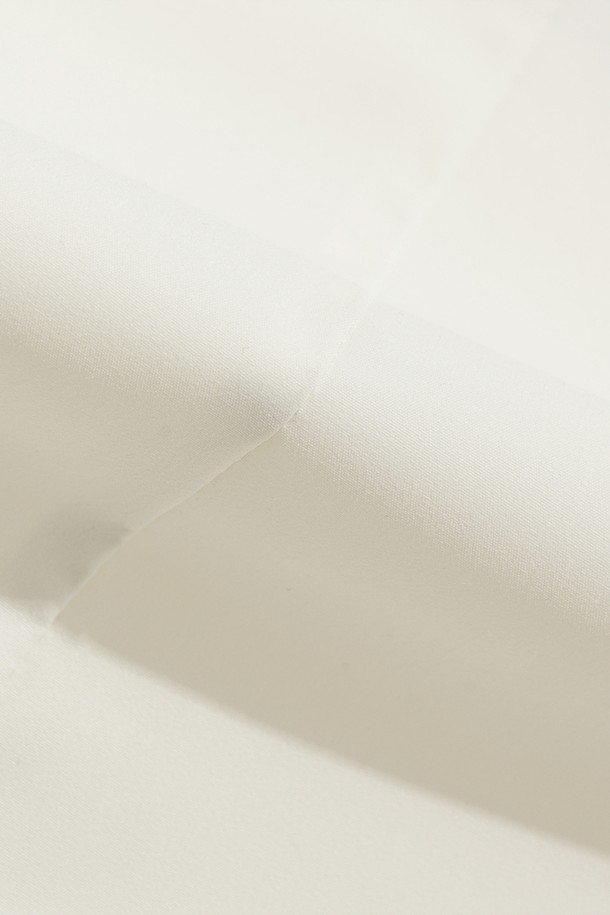 여성) 어베인 D7 밸트 미드 다운 재킷(IVORY)은 겨울철, 출근룩에 적합한 여성용 다운 자켓입니다. 미니멀하고 베이직한 스타일의 아이보리 컬러 무지 디자인으로, 벨트 디테일이 특징입니다. 부드러운 촉감의 나일론 소재로 제작되었으며, 두꺼운 두께감과 긴 소매 기장으로 보온성을 높였습니다. 넉넉한 핏과 패딩 안감으로 편안하게 착용할 수 있습니다.
