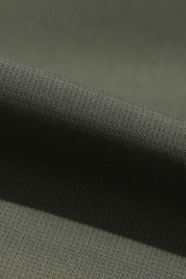 여성용 데카히트 구스 롱다운 재킷(D.CHARCOAL GREY)입니다. 겨울철 추위를 막아줄 두꺼운 두께감의 롱다운 재킷으로, 일상과 출근룩에 모두 잘 어울리는 베이직 스타일입니다. 다크차콜 그레이 컬러의 무지 디자인에 방풍 기능과 보온성을 갖춰 따뜻하게 착용할 수 있습니다. 레귤러핏으로 제작되었으며, 긴 소매와 지퍼 여밈 방식으로 편안함을 더했습니다. 안감은 패딩 처리되었으며, 퍼 트리밍 디테일로 고급스러움을 더했습니다.
