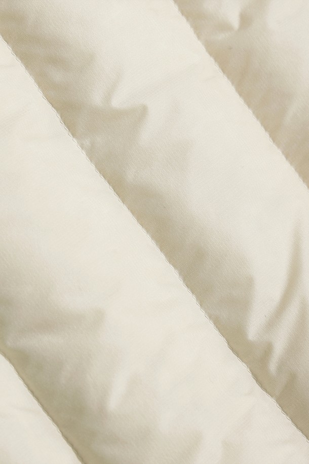 여성) 글린트 D7 경량 다운 재킷(IVORY)은 겨울철 따뜻함과 스타일을 동시에 만족시키는 필수 아이템입니다. 미니멀하고 베이직한 디자인에 아이보리 컬러가 더해져 어떤 옷에도 쉽게 매치할 수 있습니다. 가볍고 부드러운 나일론 소재를 사용하여 편안한 착용감을 선사하며, 레귤러 핏으로 제작되어 활동성을 높였습니다. 숏패딩 스타일의 두꺼운 두께감과 긴 소매, 집업 여밈 방식으로 보온성을 극대화한 제품입니다. 경량 다운 충전재와 안감 패딩으로 추운 날씨에도 따뜻하게 몸을 보호합니다.
