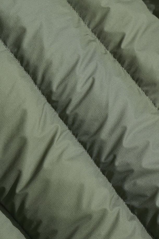 남성) 글린트 D7 경량 다운 재킷 (KHAKI)은 겨울철 캐주얼 및 스포티 스타일을 연출하기에 좋은 아이템입니다. 부드러운 촉감의 나일론 소재로 제작되어 가볍고 편안한 착용감을 제공하며, 퀄팅 디테일이 돋보이는 숏패딩 디자인입니다. 경량 소재와 뛰어난 보온성으로 한겨울에도 따뜻하게 입을 수 있으며, 오버핏으로 제작되어 트렌디한 스타일을 연출합니다. 집업 방식으로 간편하게 착용 가능하며, 카키 컬러의 무지 디자인으로 다양한 룩에 매치하기 용이합니다.
