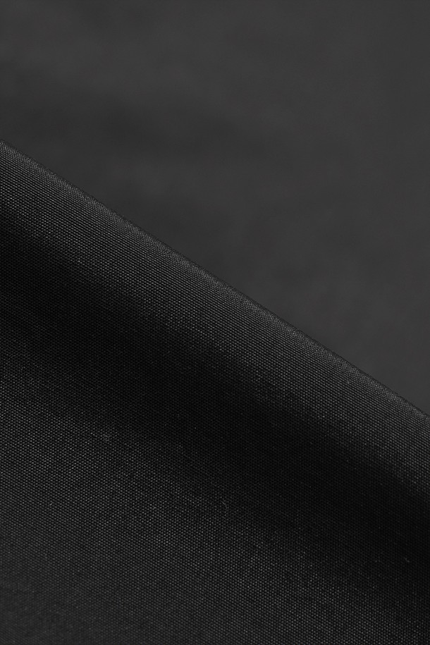 겨울철 일상 및 아웃도어 활동에 적합한 여성용 코나 하이웜 D7 베스트 다운(BLACK)입니다. 하이넥 디자인과 넉넉한 포켓 디테일이 돋보이며, 캐주얼 및 스포티한 스타일을 연출합니다. 가볍고 따뜻한 경량 패딩으로 제작되어 보온성을 높였으며, 부드러운 촉감의 나일론 소재를 사용하여 편안한 착용감을 제공합니다. 민소매 디자인으로 활동성을 더했으며, 레귤러핏으로 제작되어 다양한 스타일과 매치하기 좋습니다. 산책룩, 캠핑룩 등 다양한 TPO에 활용할 수 있는 실용적인 겨울 필수템입니다.
