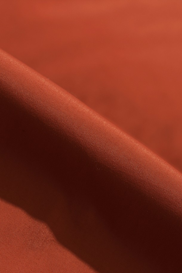 남성용 코나 하이웜 D7 베스트 다운(다크 오렌지)은 겨울철 캐주얼 및 스포티 스타일 연출에 적합한 다운 베스트입니다. 두꺼운 두께감과 부드러운 촉감의 나일론 소재로 제작되어 보온성을 높였습니다. 하이넥 디자인과 패딩 충전재로 더욱 따뜻하게 착용할 수 있으며, 일상과 캠핑, 등산 등 다양한 TPO에 활용 가능합니다. 레귤러핏으로 편안한 착용감을 제공하며, 민소매 디자인으로 활동성을 더했습니다. 무지 스타일의 다크 오렌지 컬러는 미니멀한 스타일을 선호하는 남성에게 좋은 선택입니다.
